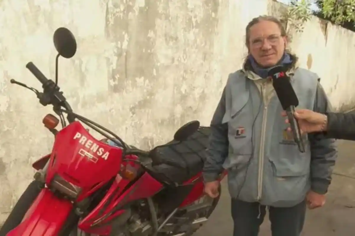 Los sospechosos abandonaron la moto y se escaparon corriendo.