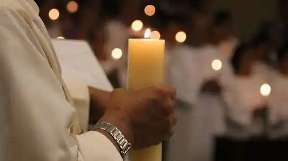 Fieles católicos celebran la Vigilia Pascual este Sábado Santo