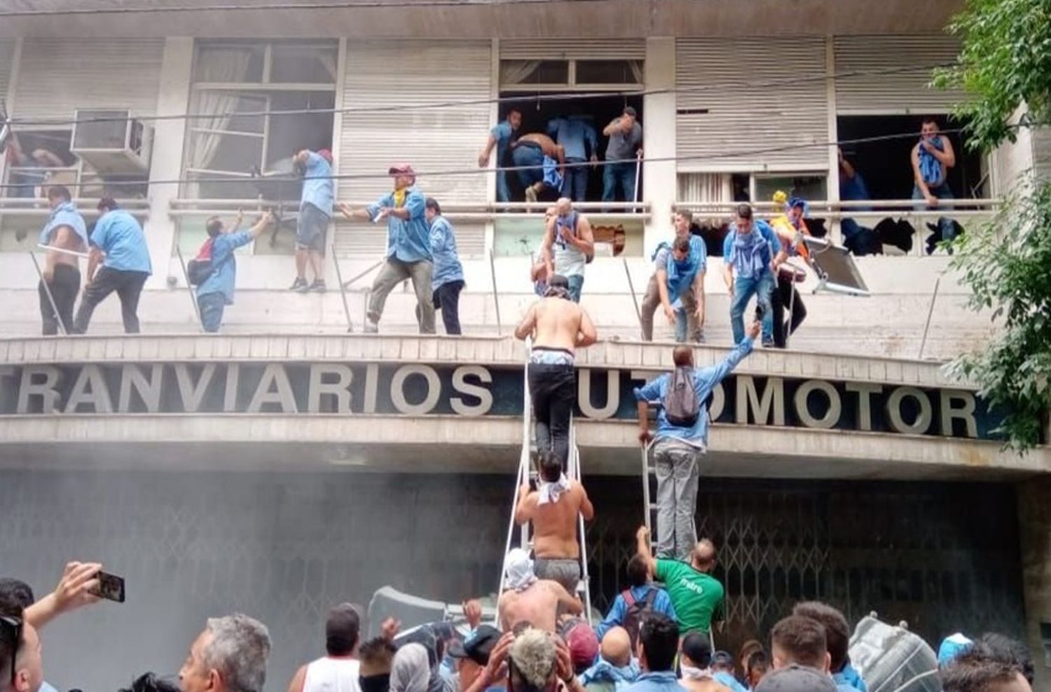 Destrozos y ocho heridos por una pelea interna de la UTA