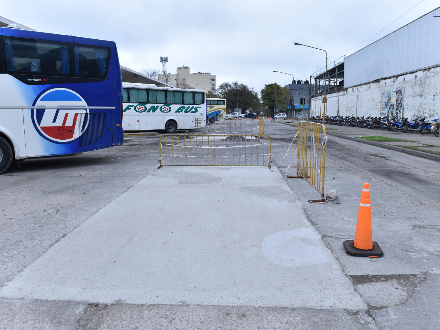 Reparan baches en la Terminal de Ómnibus