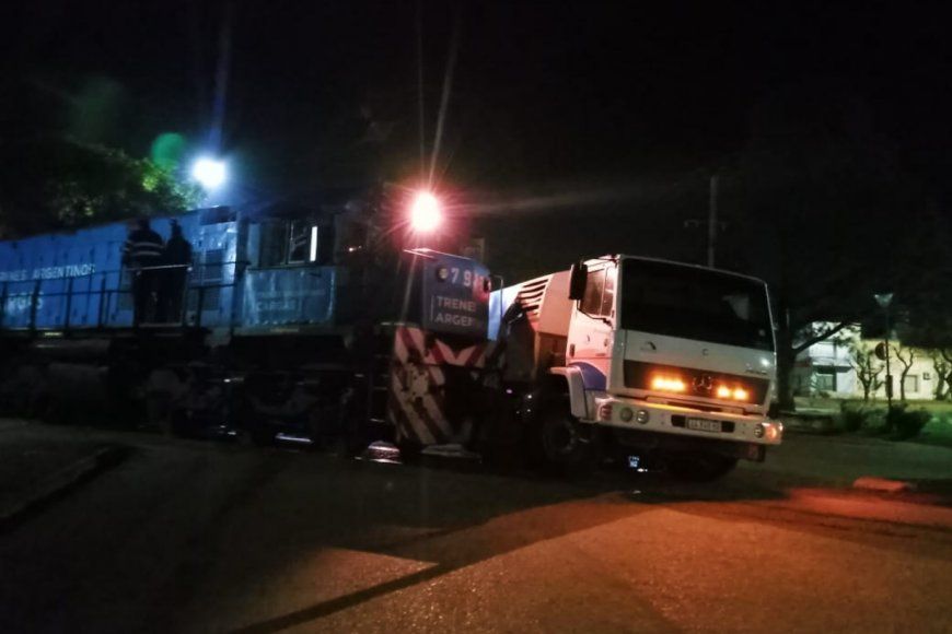 Un camión barredor fue chocado por un tren con 27 vagones cargados de piedras