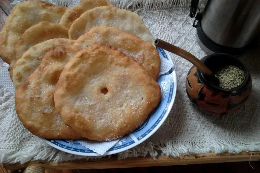 Torta frita y lluvia: ¿dónde nació esta tradición?