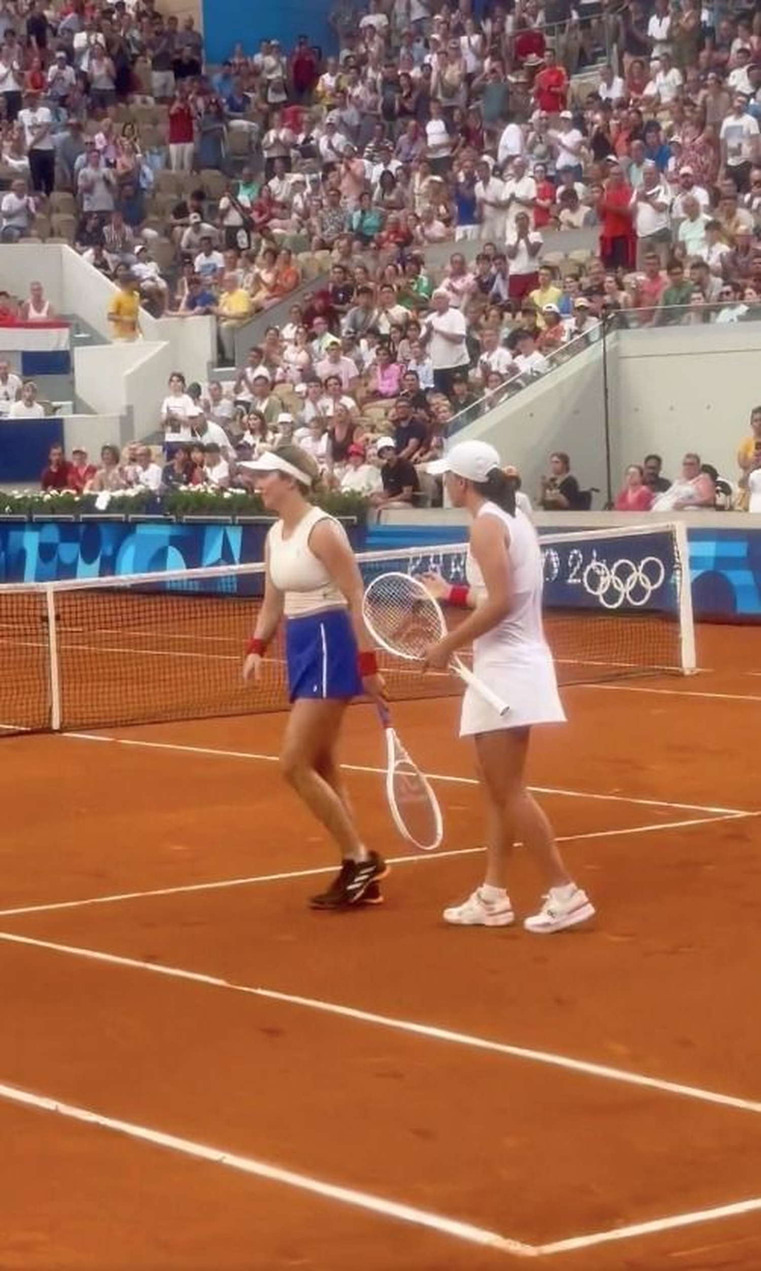 Polémica en el tenis: Swiatek, Collins, pelotazos y frases cruzadas