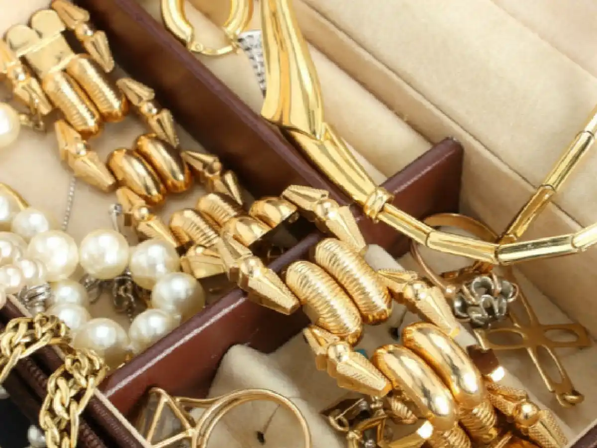 Hallan degollada a mujer que vendió un millón en joyas robadas 