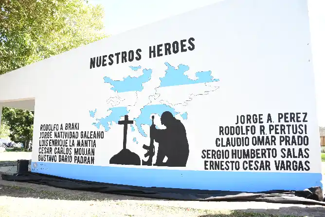 Inauguración de mural homenaje a los héroes de Malvinas en la Escuela Nº 21