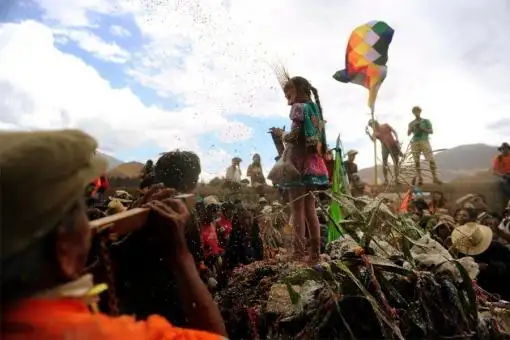 Una multitud en el "desentierro del diablo" en el carnaval jujeño