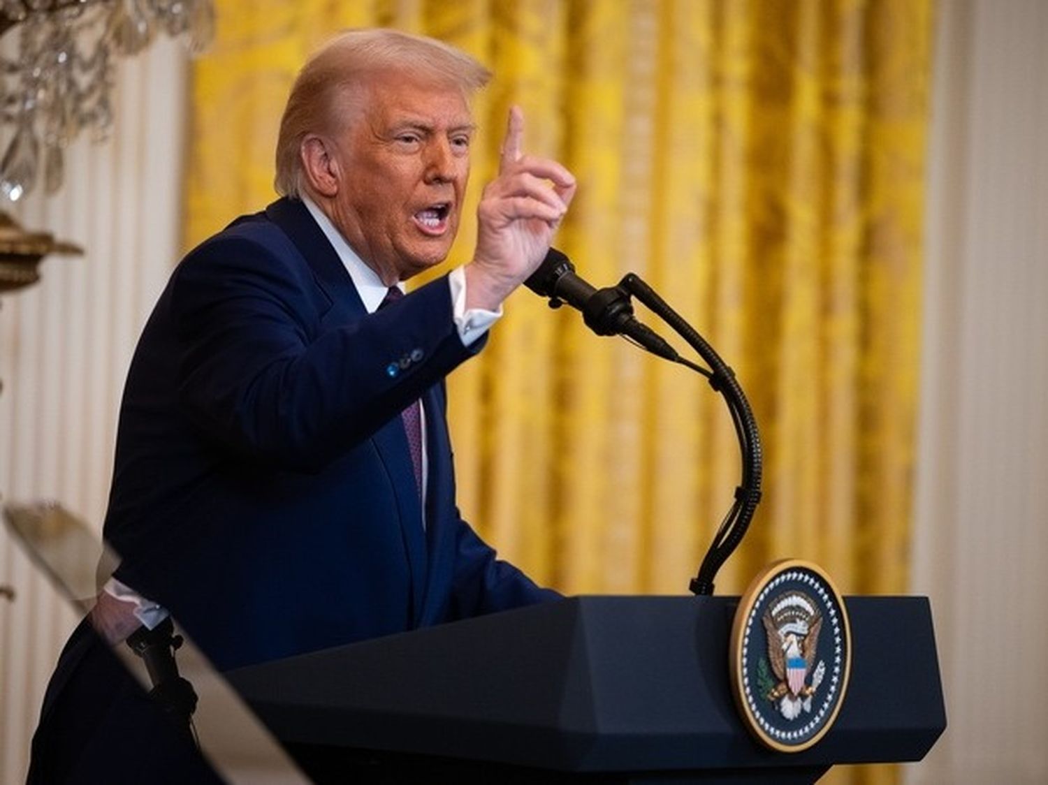 Trump ordenó a agencias federales despedir a trabajadores en período de prueba