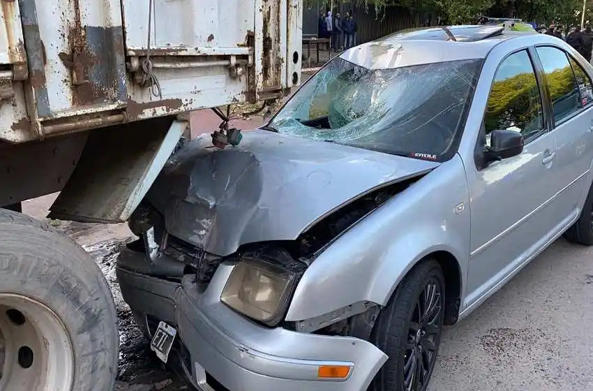 Oroño y Gutiérrez: perdió el control del auto y chocó a un ciclista y a un camión estacionado