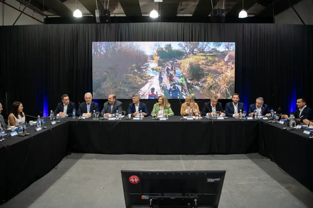 Intendentes del país en Paraná: Con menos recursos de Nación, no los une el amor, sino el espanto