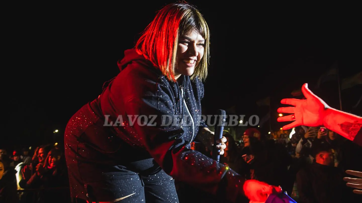 Flor Alvarez, artista de pop urbano y cumbia, fue la propuesta de cierre de los espectáculos por el aniversario de la ciudad