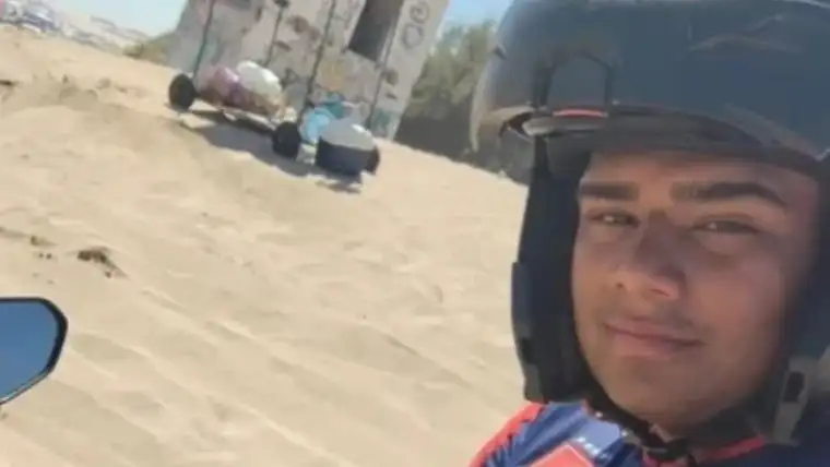 Aunque el evento atrae a muchos pilotos y fanáticos, la víctima no participaba oficialmente en la carrera y circulaba por la arena cuando perdió el control de su vehículo en un lugar con un desnivel pronunciado. No llevaba casco ni protección y, al caer, quedó gravemente herido.