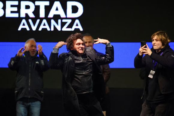 Javier Milei se suma al búnker de La Libertad Avanza en La Plata para seguir los resultados bonaerenses