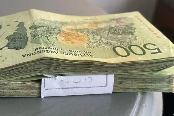 Una mujer encontró dinero en la calle, avisó a la Policía y lo secuestraron