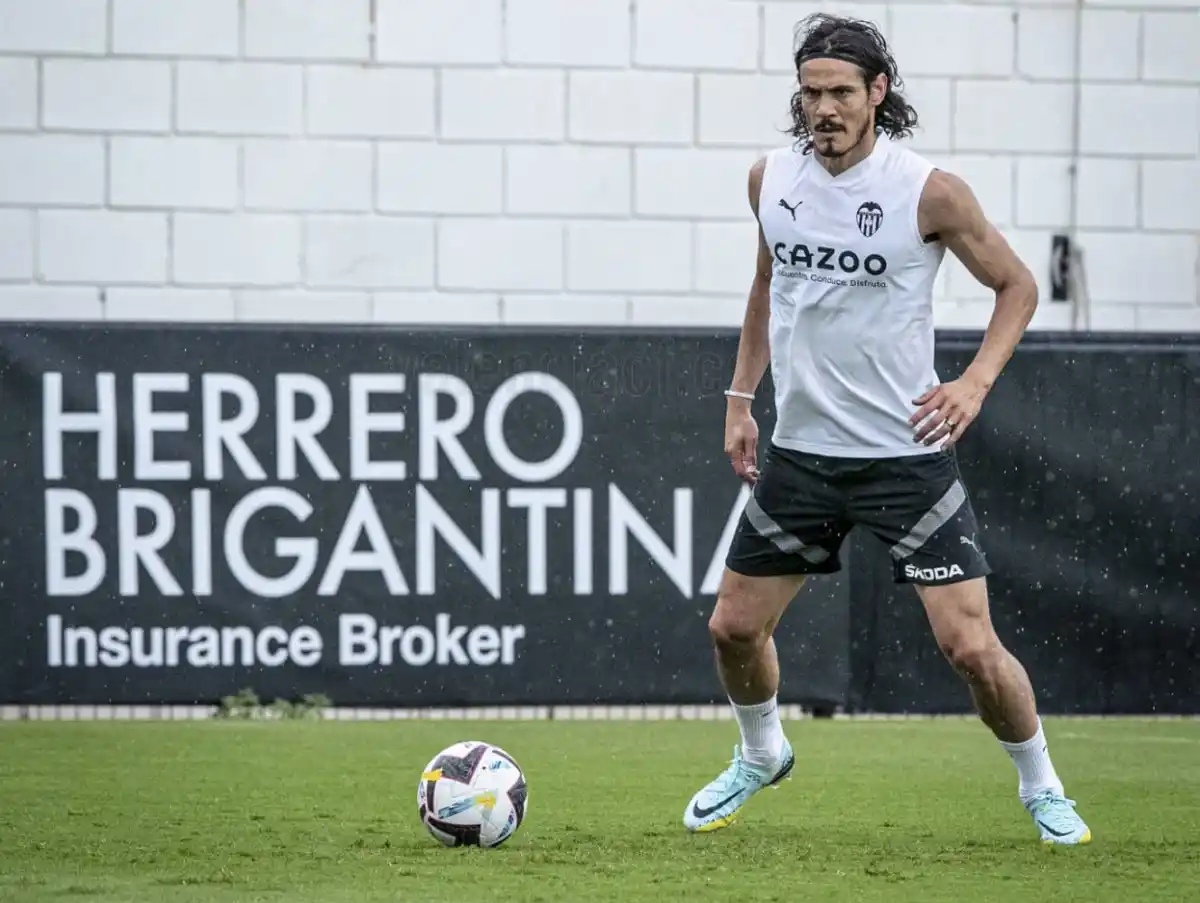 Cavani arregló su salida de Valencia y se acerca a Boca