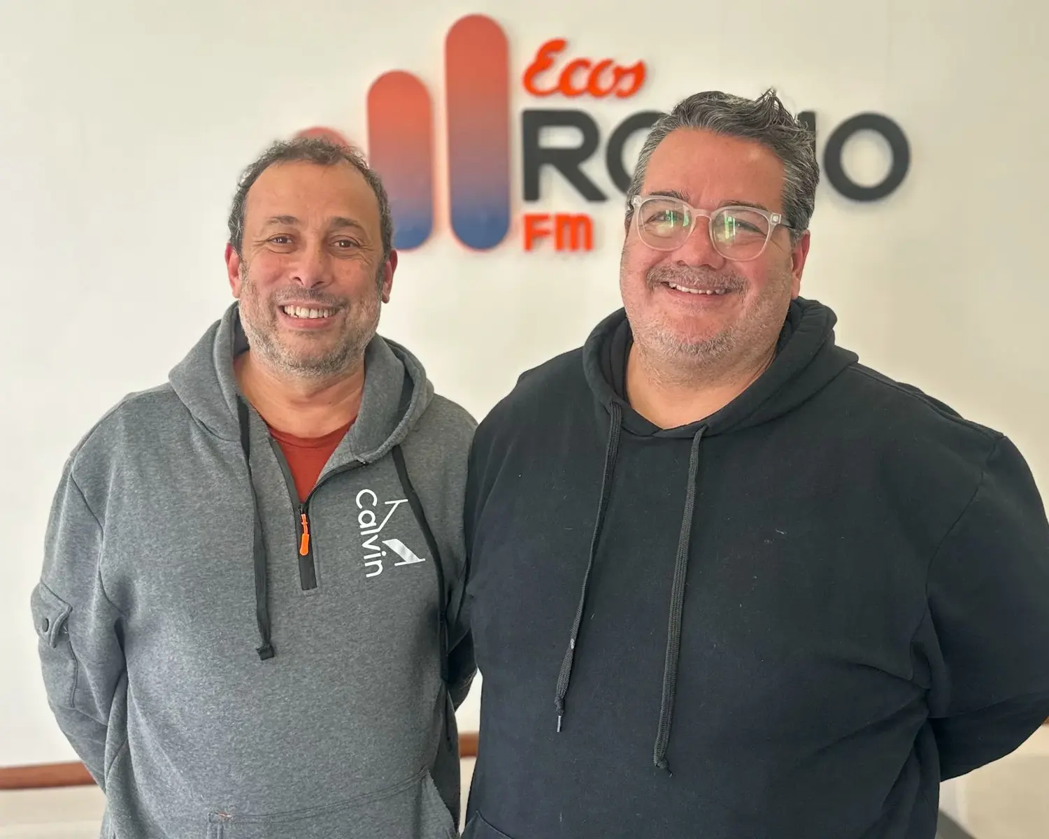Mario Dimauro y Marcos Domínguez, creadores de Blend Argentum, durante su visita al programa "Lo dije o lo pensé" de Ecos Radio.