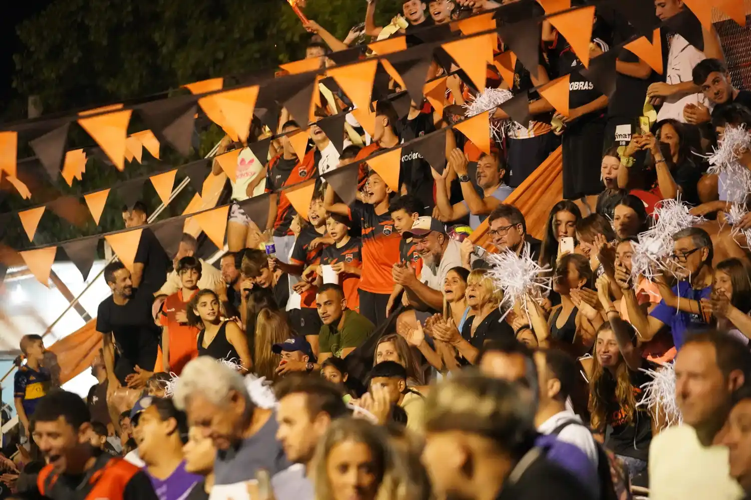 El negro y naranja de General Savio: más que colores, un símbolo de pasión y pertenencia.