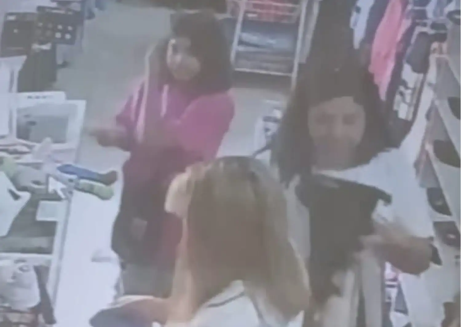 Mujer agarró celular ajeno