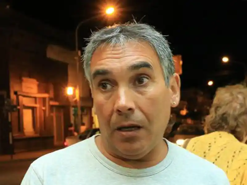 Un motociclista en infraccion agredió a inspectores y rompió partes de vehiculos de la Direccion de Transito