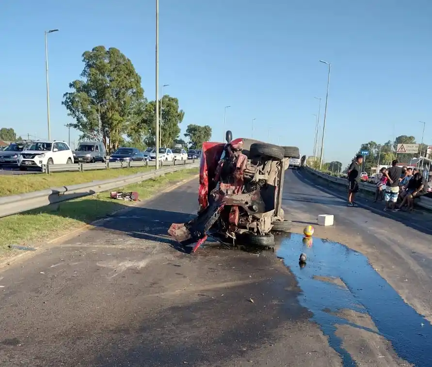 Volcó un vehículo al esquivar un animal en el puente de Ruta 2, Partido de Chascomús