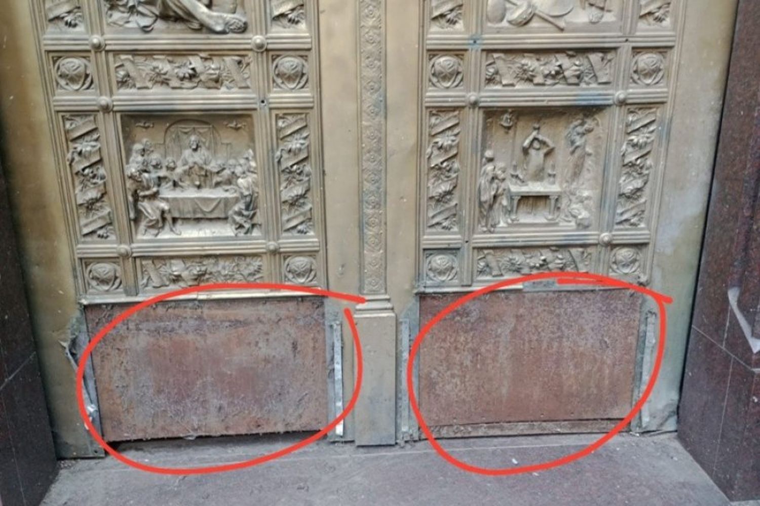 Robaron dos manijones y placas de bronce que tenían más de cien años