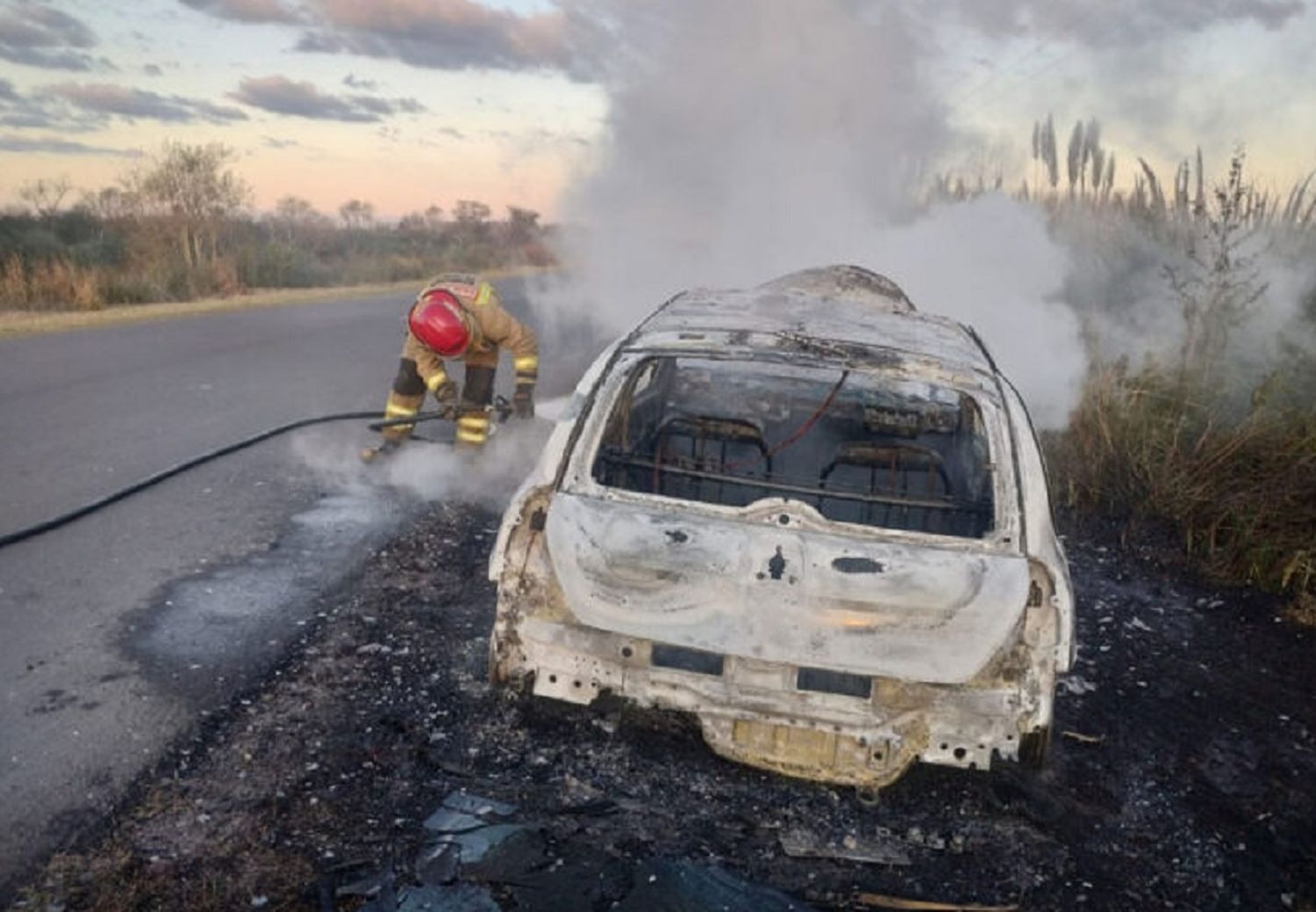 Se incendió un auto mientras circulaba por el acceso a Ibicuy: hubo daños totales