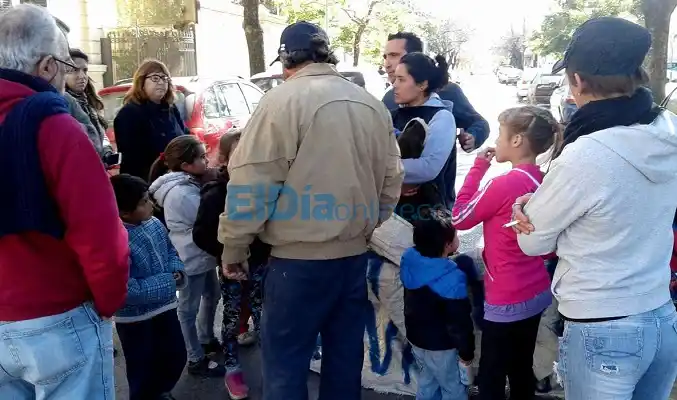 Cortan la calle frente a la Municipalidad en reclamo de viviendas 