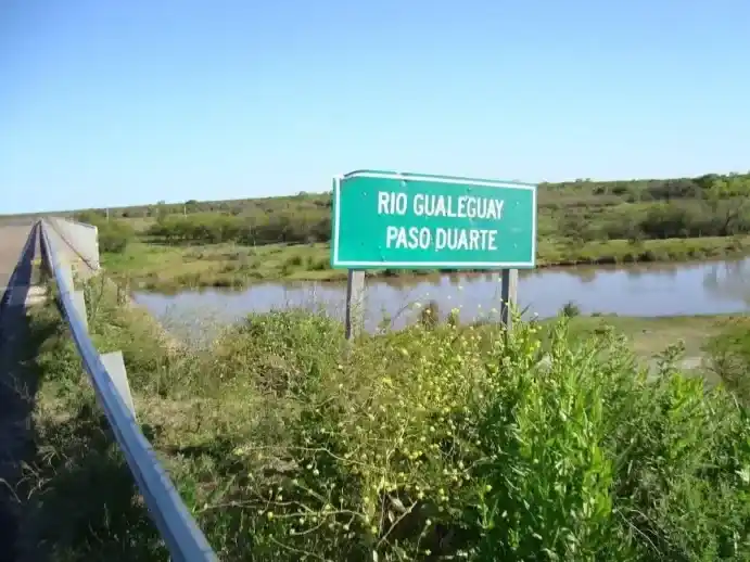 Buscan a un hombre que cayó al río Gualeguay mientras pescaba en la zona de Paso Duarte