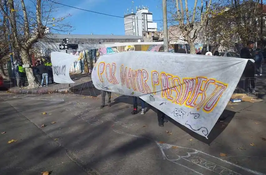 Estudiantes de la Malharro cortan la calle por los problemas de infraestructura