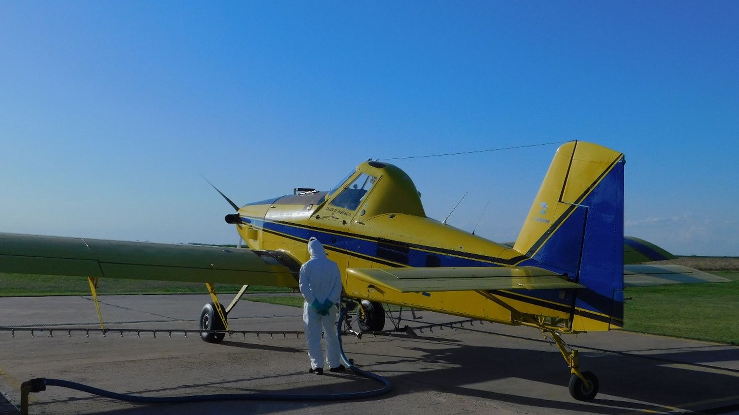 Operativo de fumigación aérea para combatir mosquitos y otras plagas