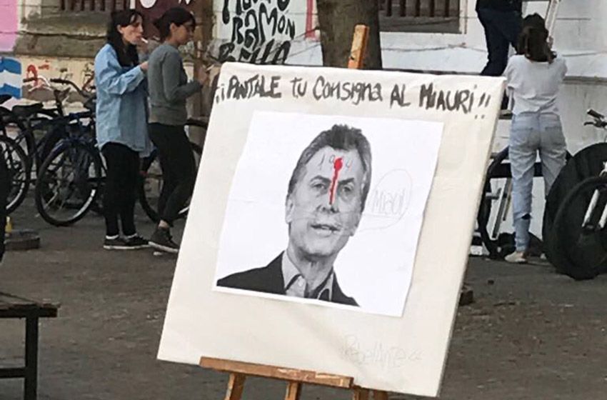 Apareció un afiche con agresiones a Macri en la Facultad de Humanidades