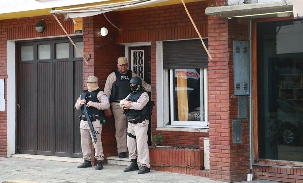 Prefectura allana cinco lugares en la ciudad en una causa por drogas