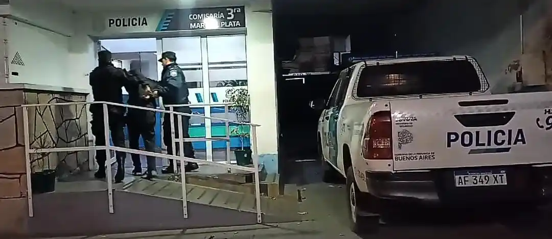 El malviviente intentó sustraer objetos y una moto perteneciente a una mujer de 47 años.