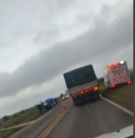 Personal médico, policial y de bomberos trabajando en el lugar del accidente.