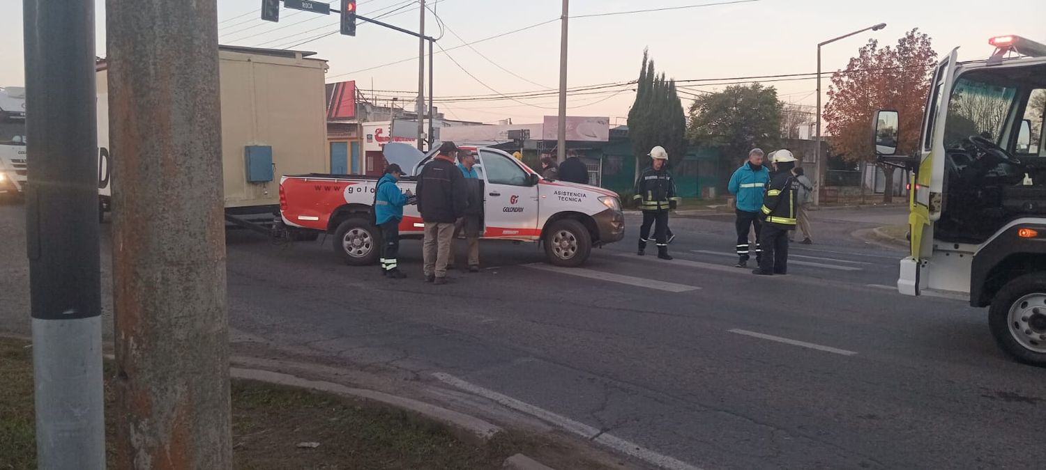 Fuerte choque en 12 de Octubre y Roca.