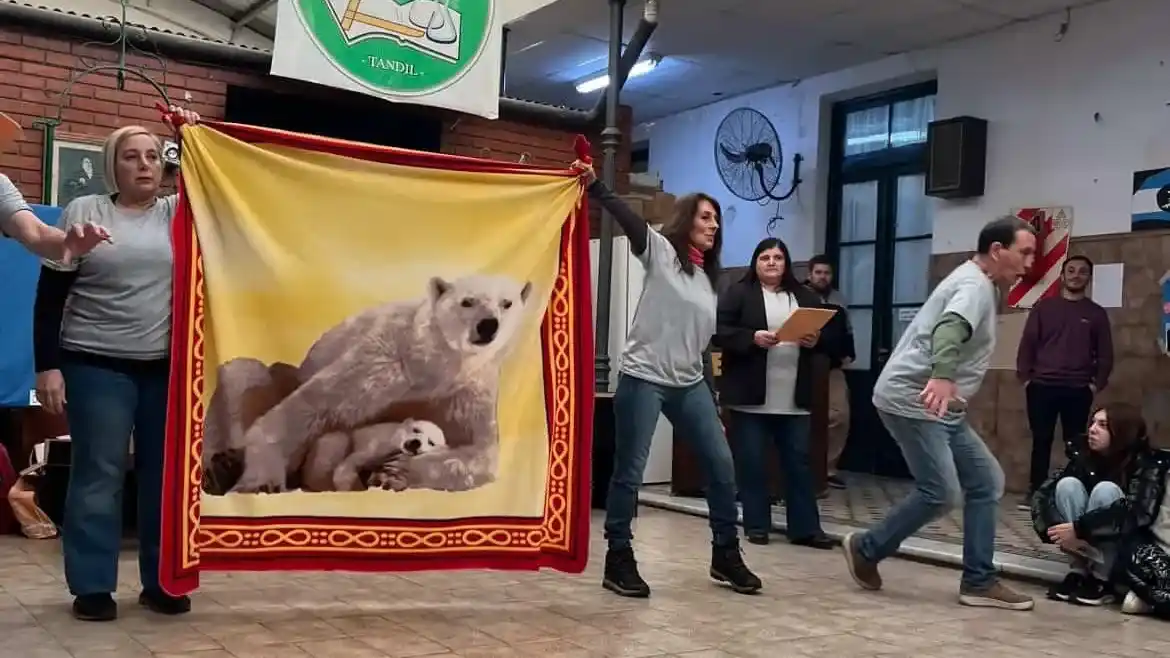 La puesta en escena de “Climáticamente Incorrectos" en las escuelas técnicas de Tandil y Azul.