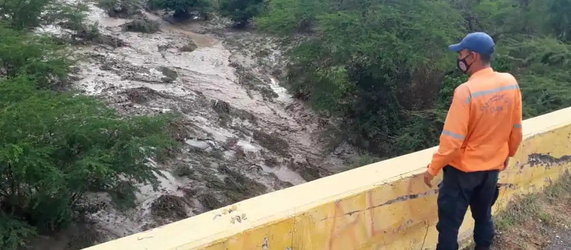 INTENTÓ CRUZAR EN MOTO LA QUEBRADA: hallan el cadáver de la joven reportada desaparecida tras las lluvias en Lara