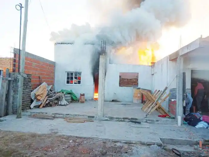 Dos casas se incendiaron tras el intento de encender una salamandra
