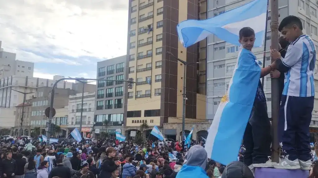 Festejos de Argentina en la Rambla, tras el paso a los cuartos del Mundial