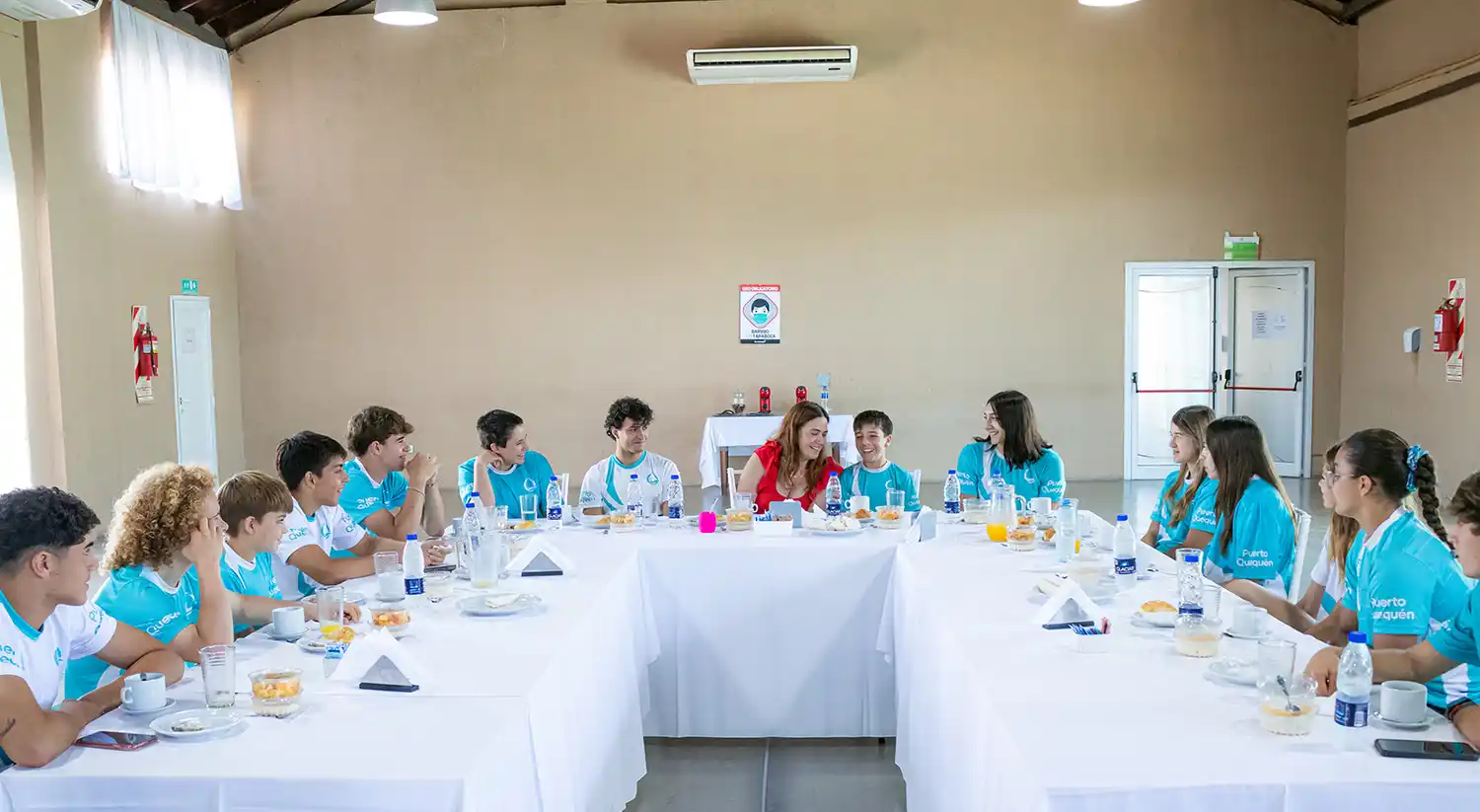 Encuentro. La presidenta del Consorcio, Jimena López, junto a los jóvenes deportistas
