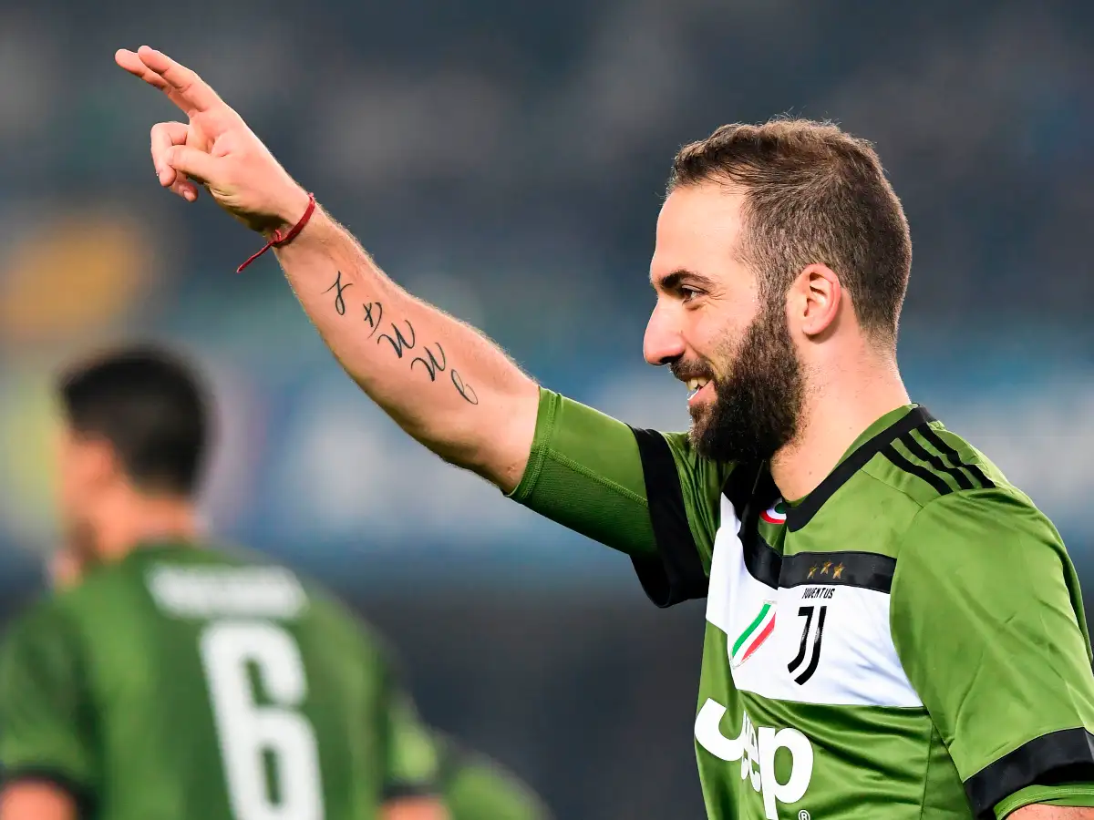 Higuaín “mojó” en Italia