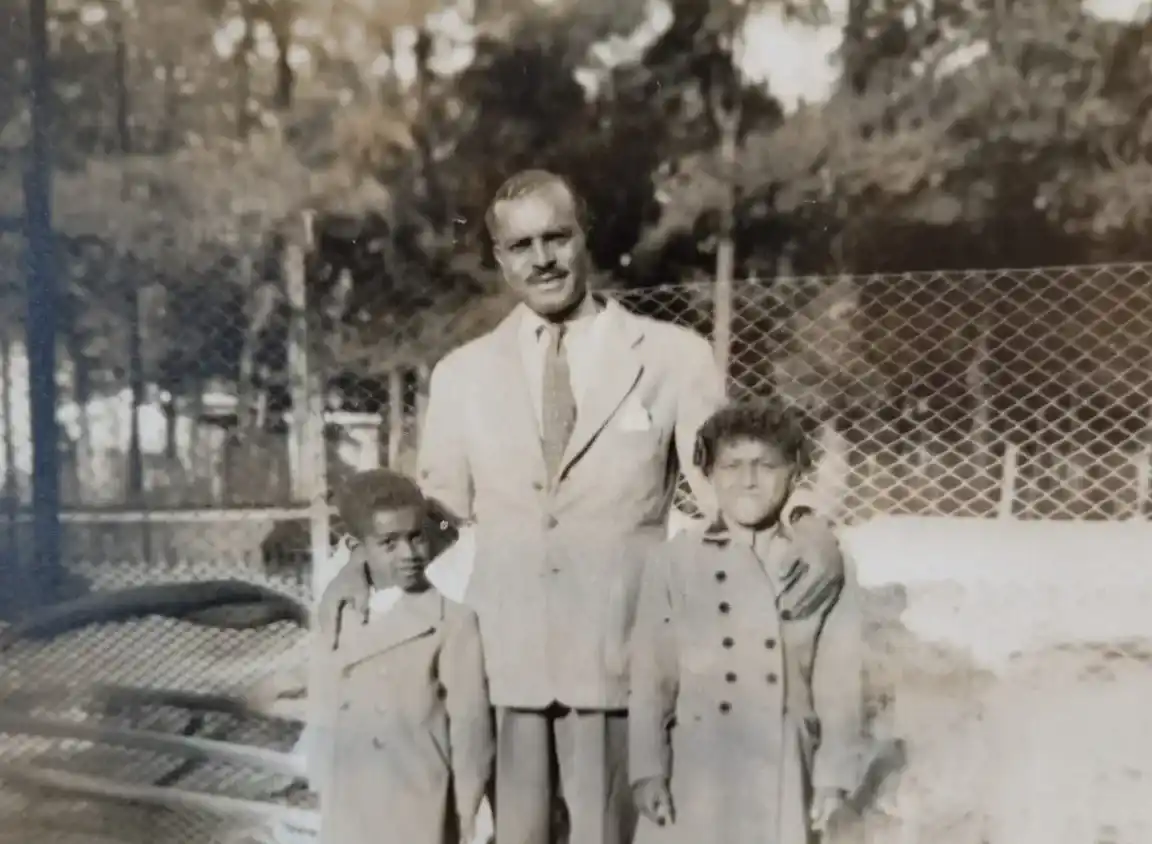 El padre de Juan, quién llegó a la Argentina a sus 20 años en la foto junto con él y su hermana