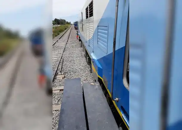 Denuncian que nuevo puente ferroviario en Luján es más angosto que los trenes y no pueden pasar
