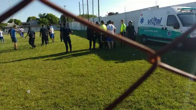 A raíz de hechos de violencia se suspendió el partido de Instituto-S. Sportiva
