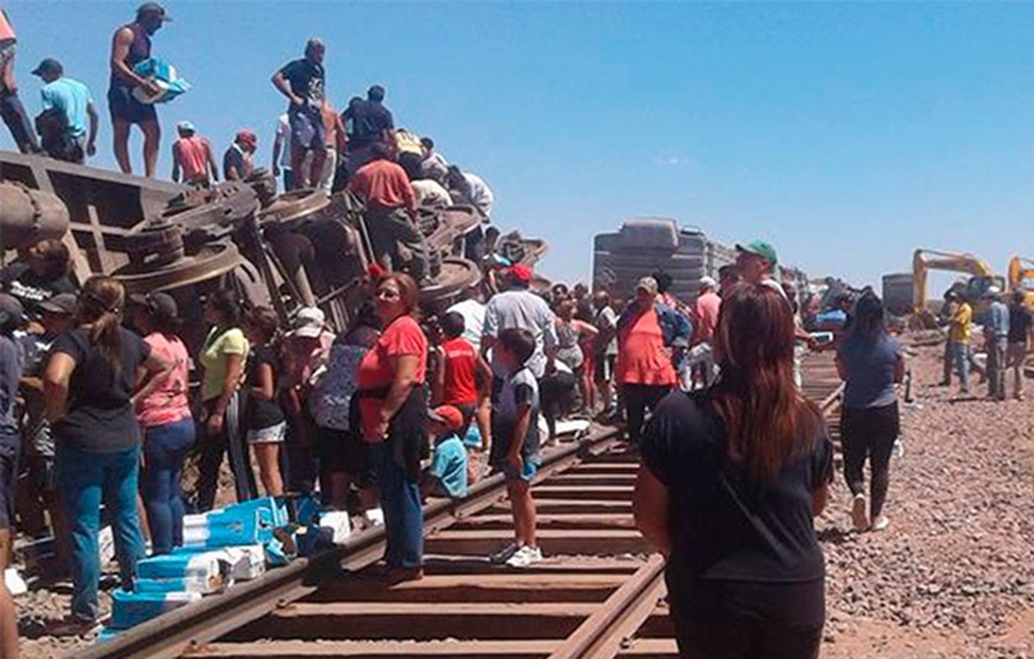 Descarriló un tren que llevaba vino y los vecinos "aprovecharon"