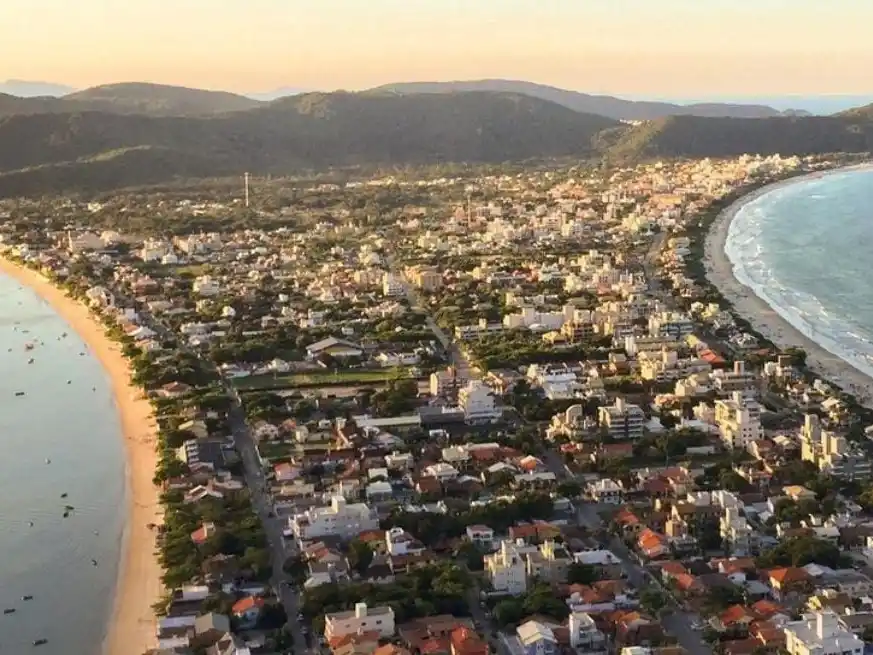 Bombinhas es una de las playas más elegidas por familias que buscan tranquilidad y servicios.