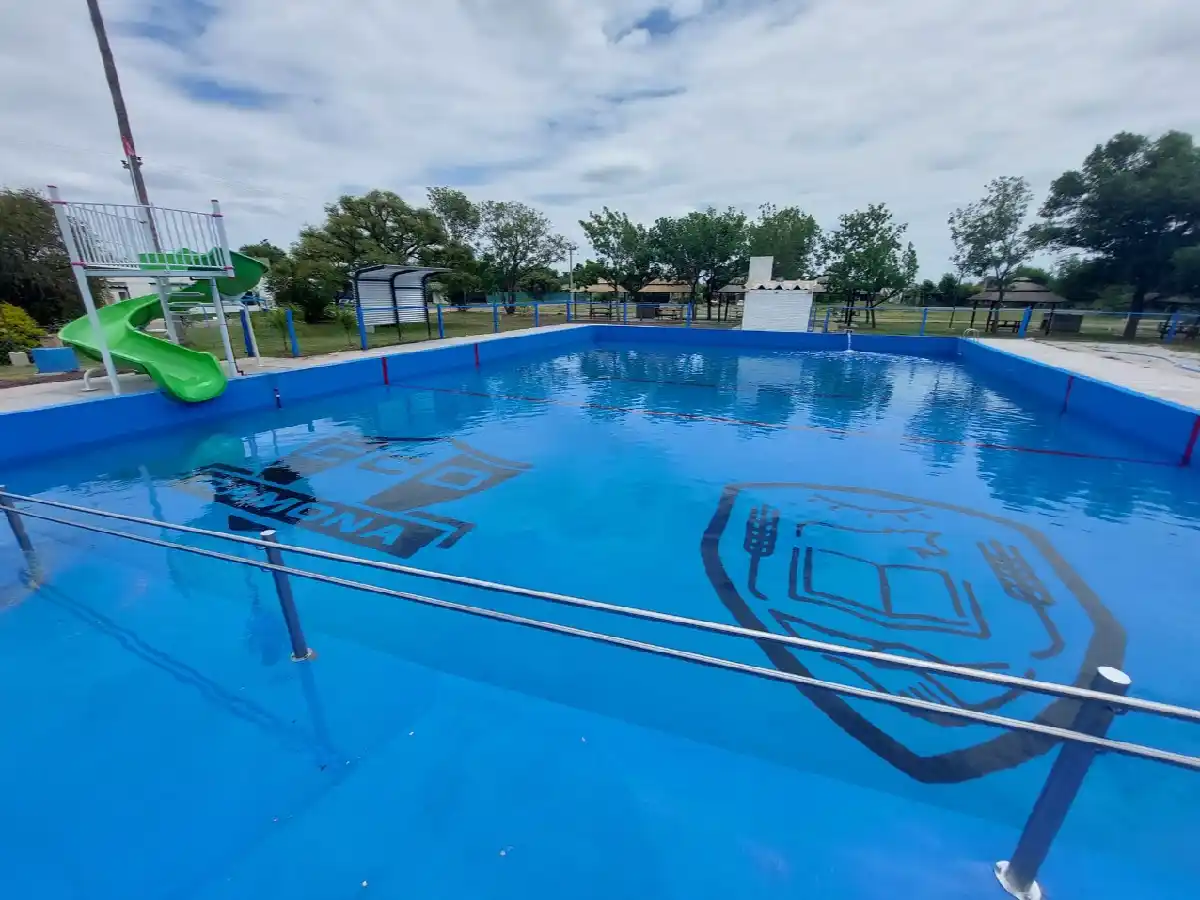 Pileta inclusiva en Ramona: rampa de acceso y barandas      