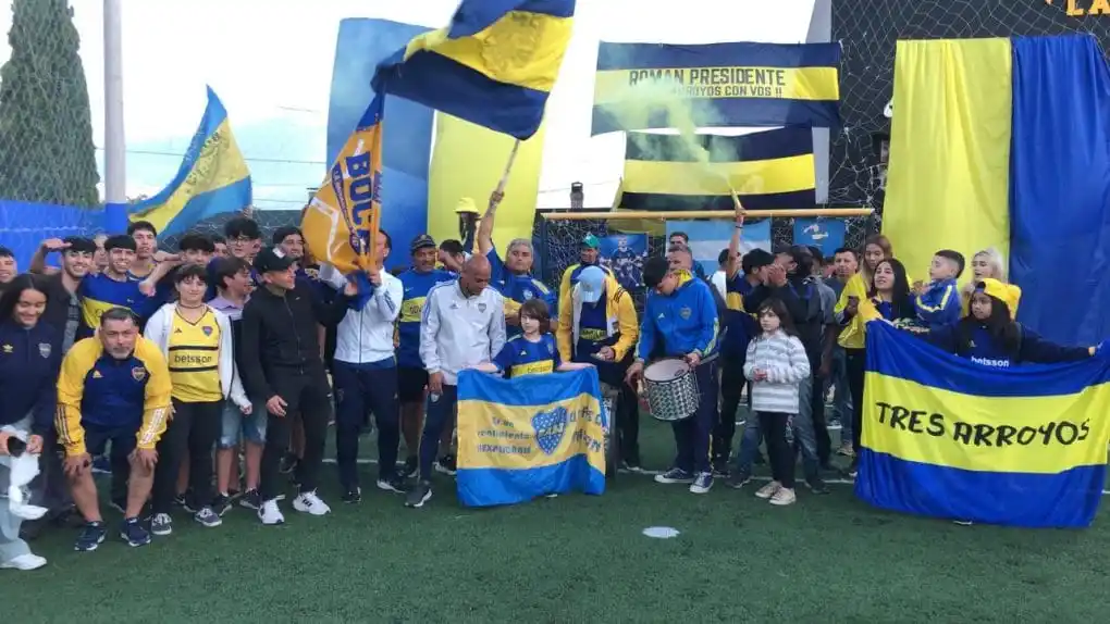 Banderazo a favor de Riquelme en la casa de Carlos Baliña y con Clemente Rodríguez