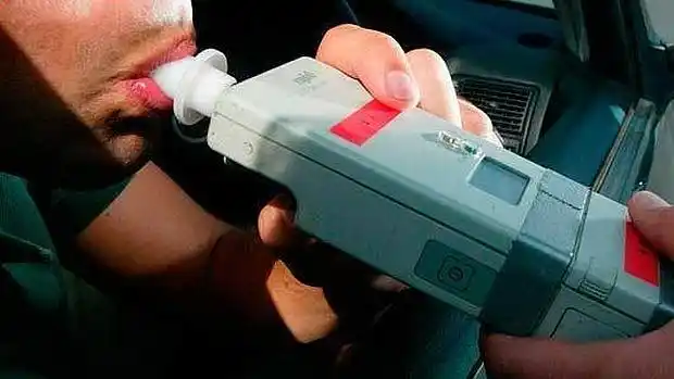 Juez de Dolores manejaba borracho, cruzó un semáforo en rojo y amenazó a agentes