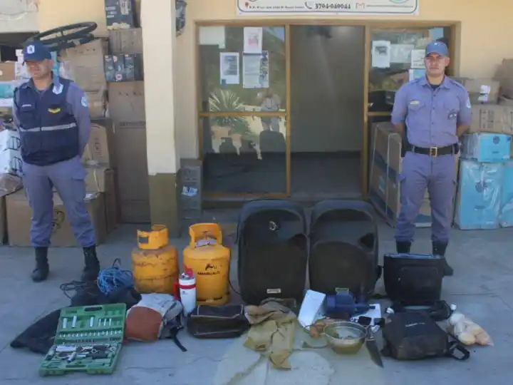 Robaron una casa, amenazaron a una vecina y fueron detenidos