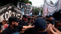 Tras la tensión social en las calles, el gobierno insistió en que la ayuda irá directo a los comedores